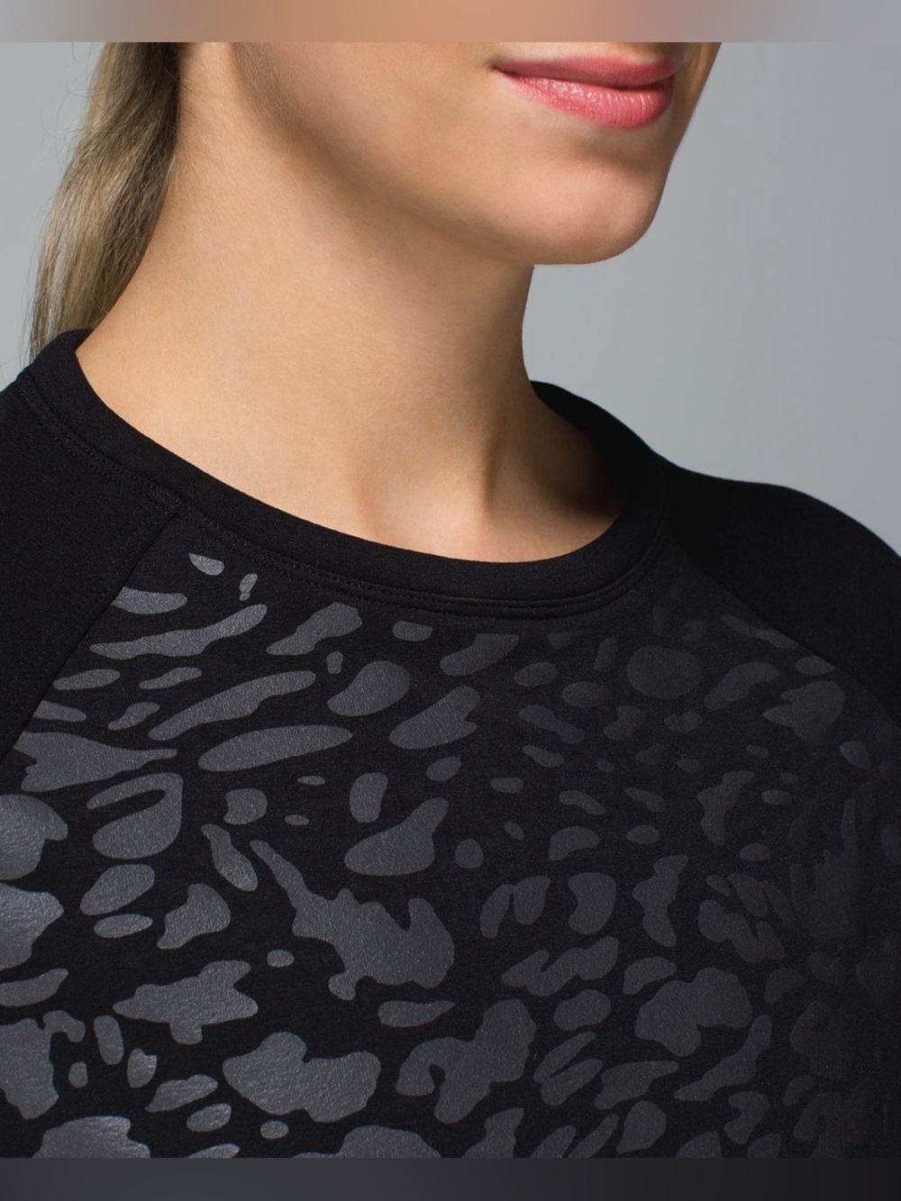 REFLECTIVE Lululemon Snapshot Crew Black Polartec Sweatshirt 8 Medium Cheetah - Picture 4 of 8